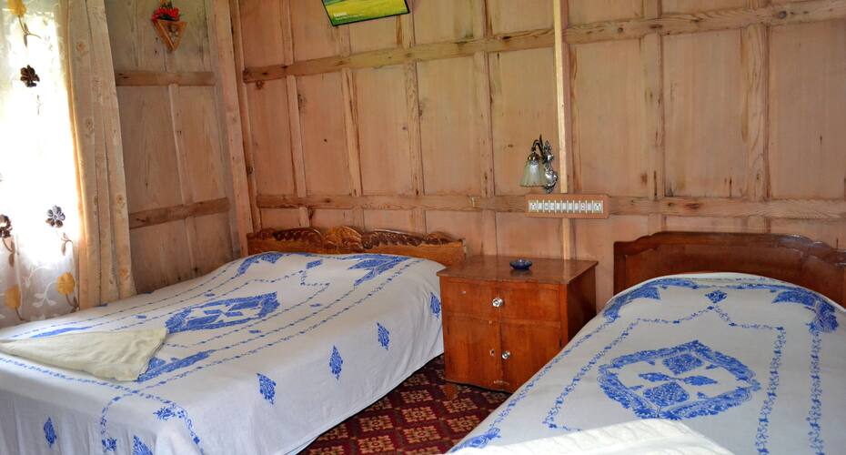 Fiji Houseboat, Srinagar 5
